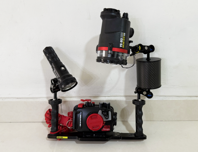 Underwater camera rig with OM System TG-7, PT-059 housing, Sea&Sea strobe, Kraken video light, and float arm on tray kit handle system